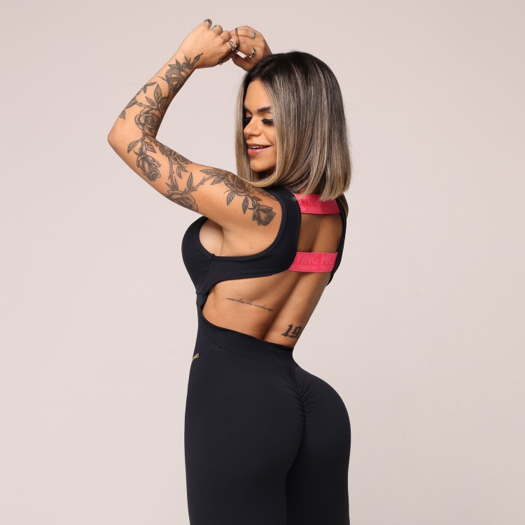 MACACÃO NOCAUTE EMPINA BUMBUM PRETO COM ELÁSTICO ROSA NEON