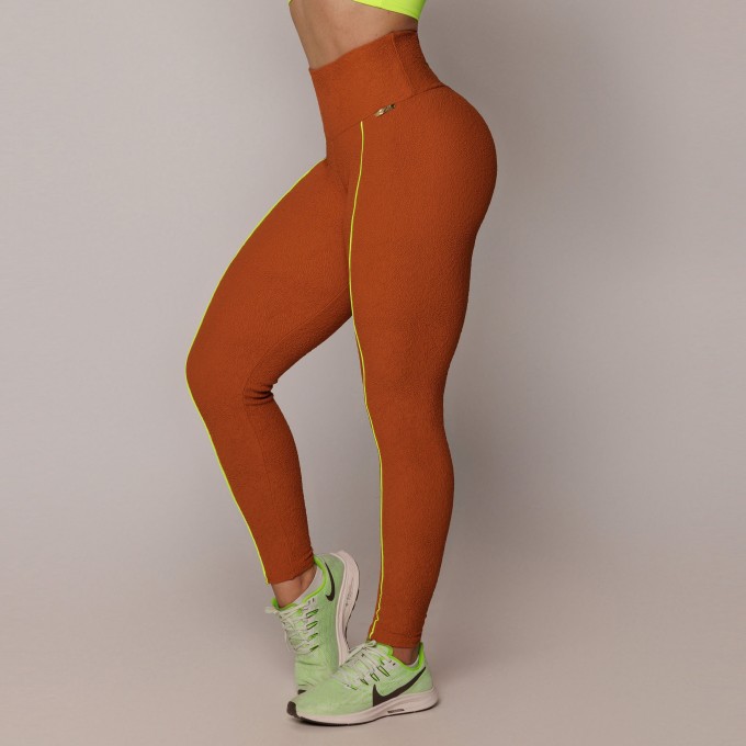 LEGGING TRAVEL EMPINA BUMBUM JACQUARD FLUFFY CARAMELO