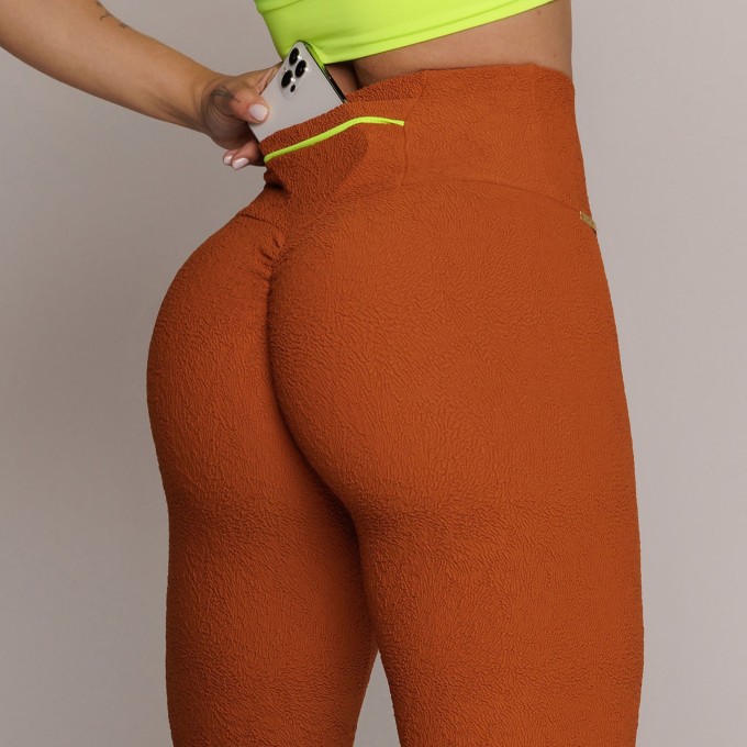 LEGGING TRAVEL EMPINA BUMBUM JACQUARD FLUFFY CARAMELO