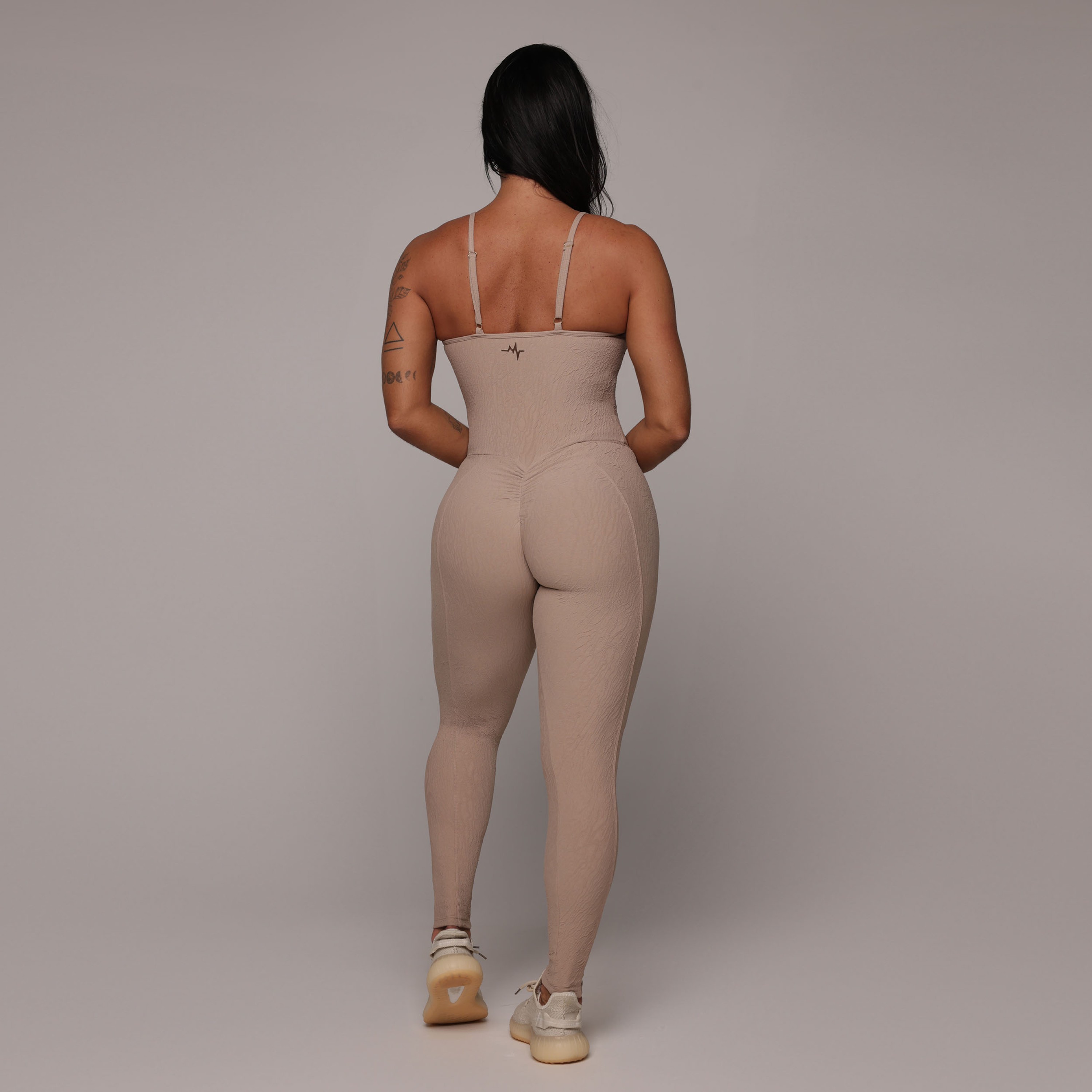 MACACÃO QUEENS EMPINA BUMBUM JACQUARD DUNAS NUDE - Moving Fitness Wear