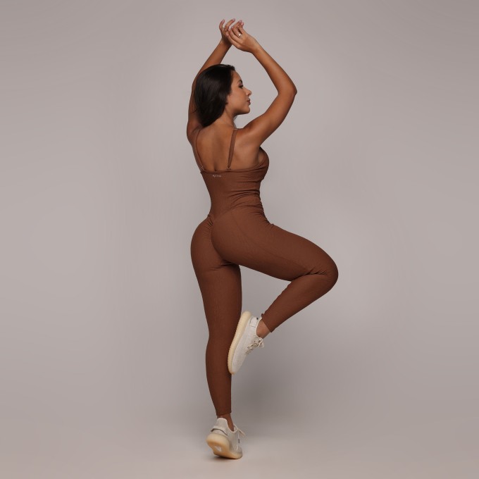 MACACÃO QUEENS EMPINA BUMBUM JACQUARD DUNAS COFFEE